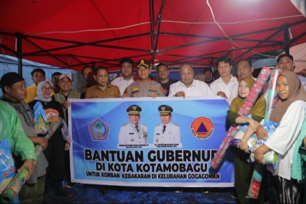 Walikota Weny Gaib Serahkan Bantuan Gubernur YSK