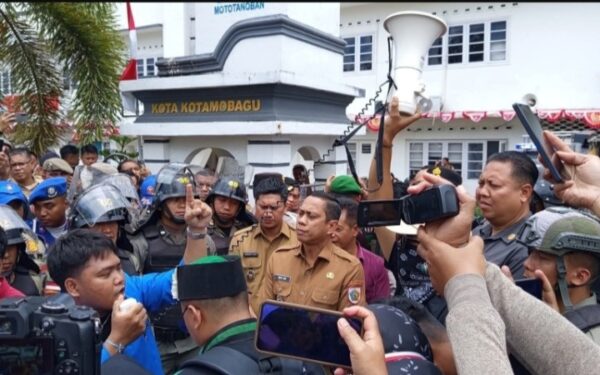 Walikota Weny Gaib bersama Wakil Rendy Mangkat terima Aspirasi Mahasiswa 