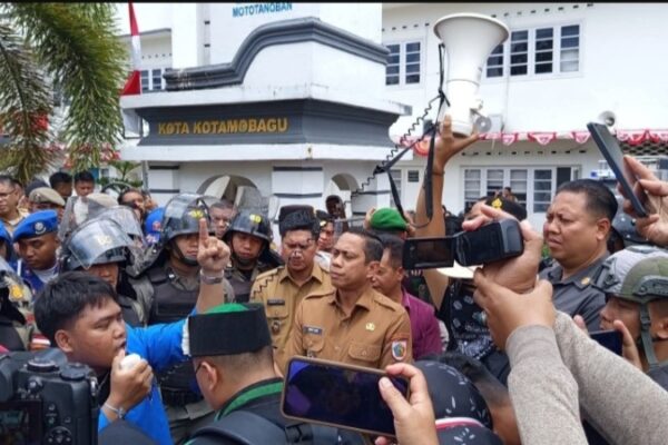 Walikota Weny Gaib bersama Wakil Rendy Mangkat terima Aspirasi Mahasiswa 