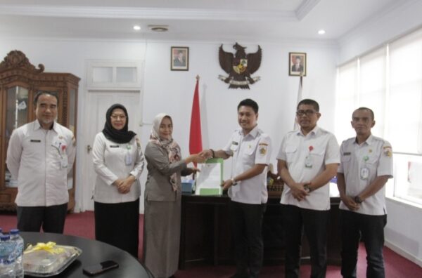 Wakil Walikota Rendy Mangkat serahkan SK Plt Direktur RSUD 
