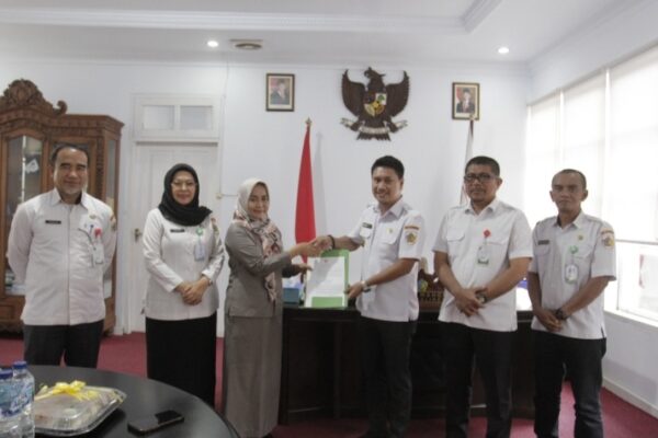 Wakil Walikota Rendy Mangkat serahkan SK Plt Direktur RSUD 