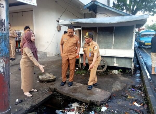 Wali Kota Weny Gaib tinjau Genangan Air di Jalan Kartini