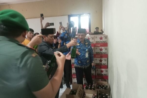Wali Kota Weny Gaib bersama Wakil Rendy Mangkat Lakukan Pengecekan Barang Bukti Miras Hasil Sitaan