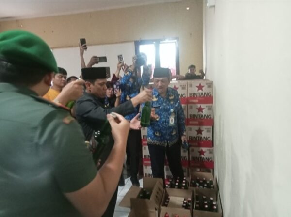 Wali Kota Weny Gaib bersama Wakil Rendy Mangkat Lakukan Pengecekan Barang Bukti Miras Hasil Sitaan