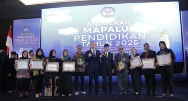 Wali Kota Weny Gaib hadiri Penyerahan Anugerah Mapalus Pendidikan