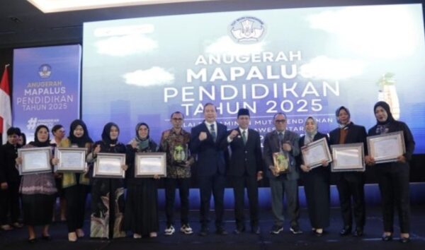 Wali Kota Weny Gaib hadiri Penyerahan Anugerah Mapalus Pendidikan