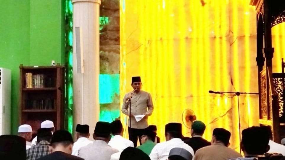 Weny Gaib dan Rendy Mangkat Sholat Tarawih Perdana di Masjid Agung Baitul Makmur